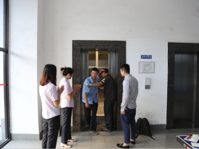 星宇物业公司开展电梯应急救援演练
